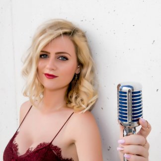 Session Singer, Vocalist, Songwriter - zoelouise