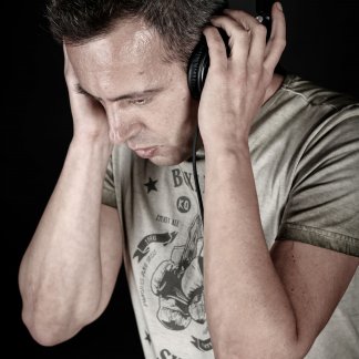 Session Singer, Vocalist, Songwriter - lukator