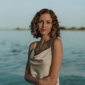 Session Singer, Vocalist, Songwriter - maddiekingmusic