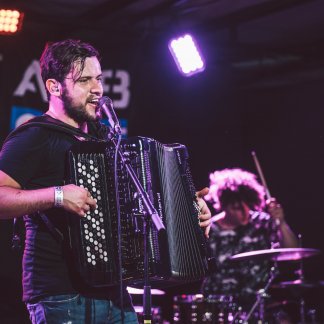 Session Singer, Vocalist, Songwriter - adam92