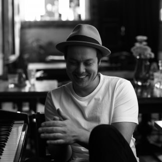 Session Singer, Vocalist, Songwriter - jonkenzie